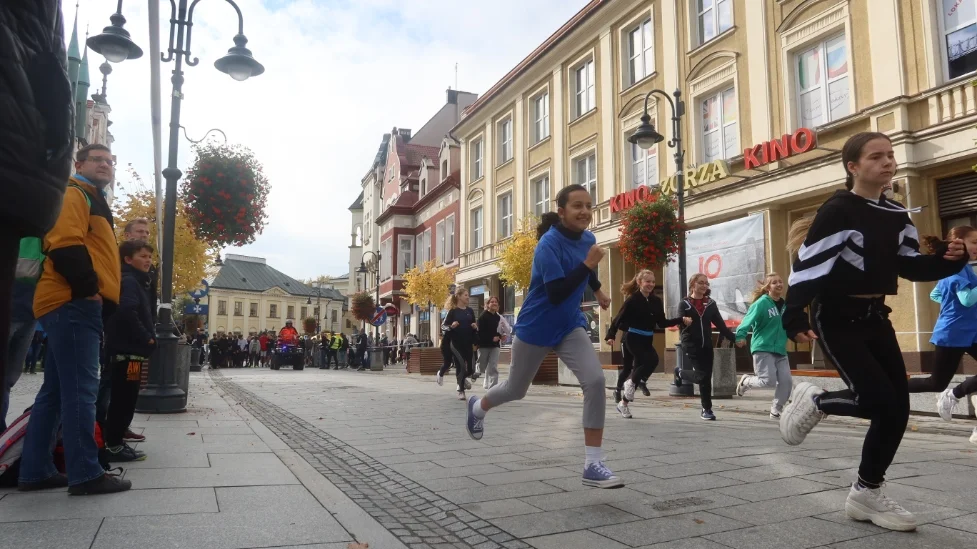 Biegi młodzieżowe 2022 w Rzeszowie. Mnóstwo uczestników [ZDJĘCIA, WIDEO]