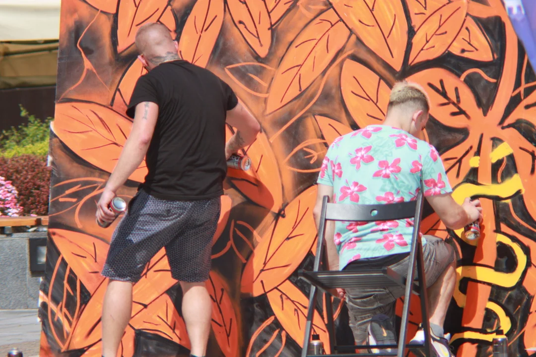 Plener sztuki ulicznej na rzeszowskim Rynku. Zobacz, jak krok po kroku powstawały dzieła na skwerze Kultury