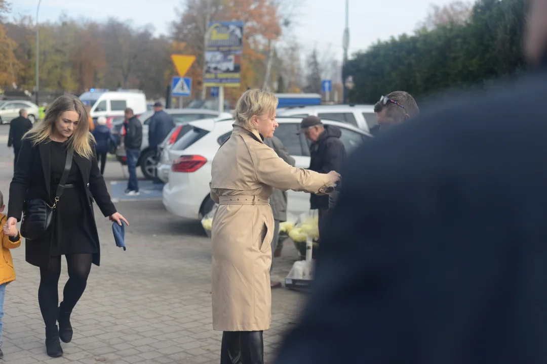 Dzień Wszystkich Świętych 2022: cmentarz parafialny i cmentarz na osiedlu Miechocin w Tarnobrzegu