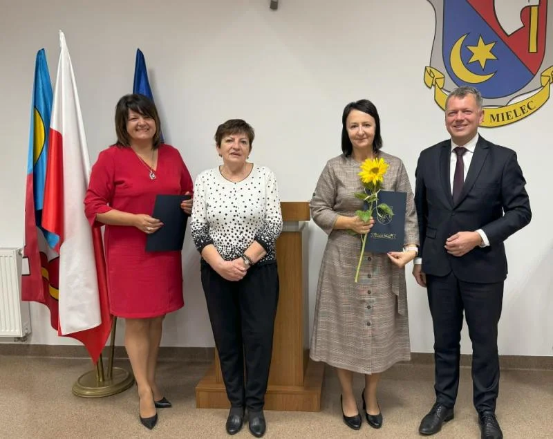 Zastępca wójta Krystyna Florek, radna Wanda Mika, nauczycielka, wójt Krzysztof Węgrzyn pozują do wspólnego zdjęcia