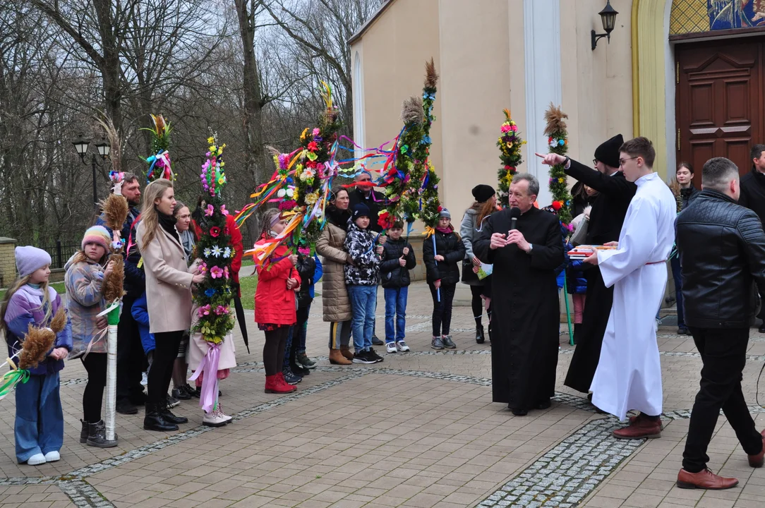 Parafianie w Przecławiu świętowali z pięknymi palmami własnego wykonania