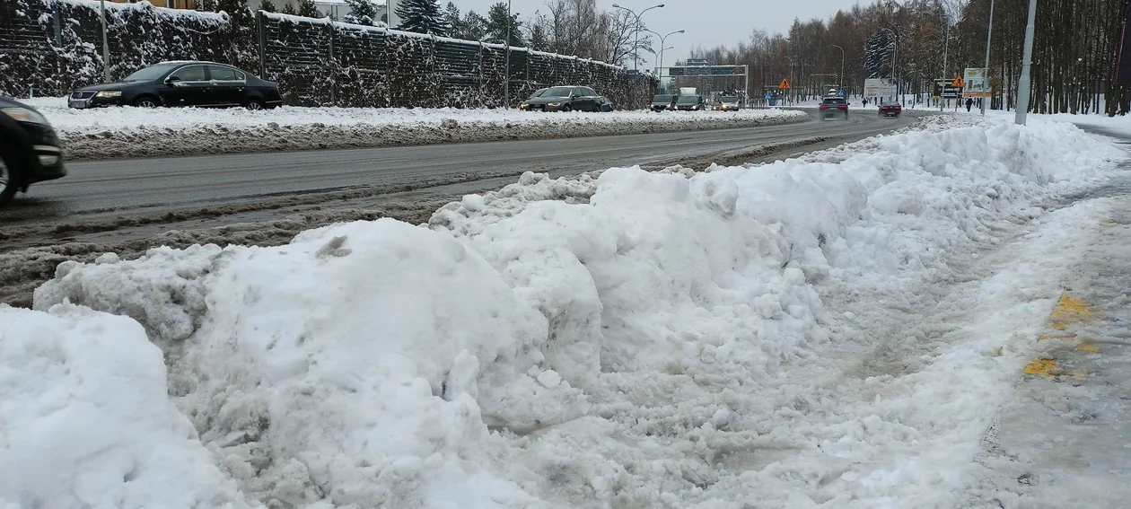 Problemy mieszkańców na przystankach. Ciężko dojść do autobusu przez zaspy ze śniegu