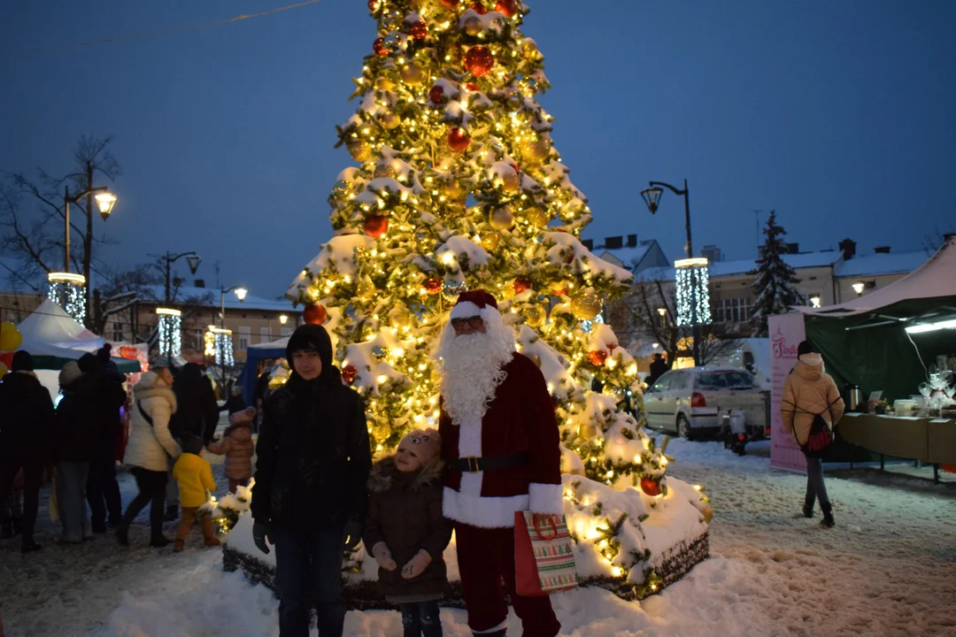 Święty Mikołaj i bałwan Olaf na Powiatowym Jarmarku Świątecznym