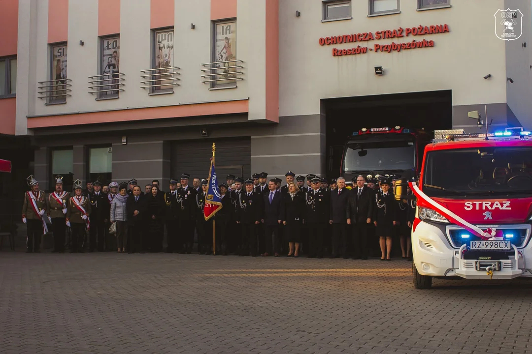 Uroczystość poświęcenia i przekazania nowego lekkiego samochodu ratowniczo-gaśniczego Peugeot Boxer.