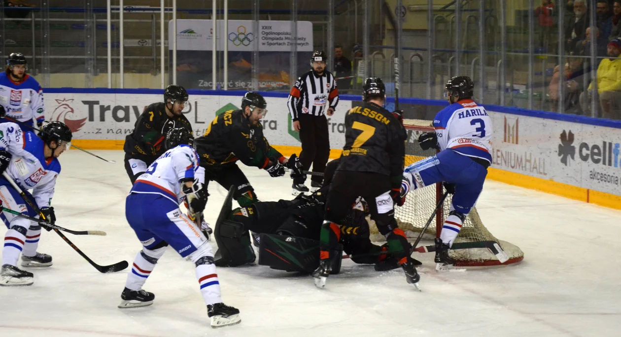 Bójka na lodzie podczas meczu GKS Tychy vs Marma Ciarko STS Sanok