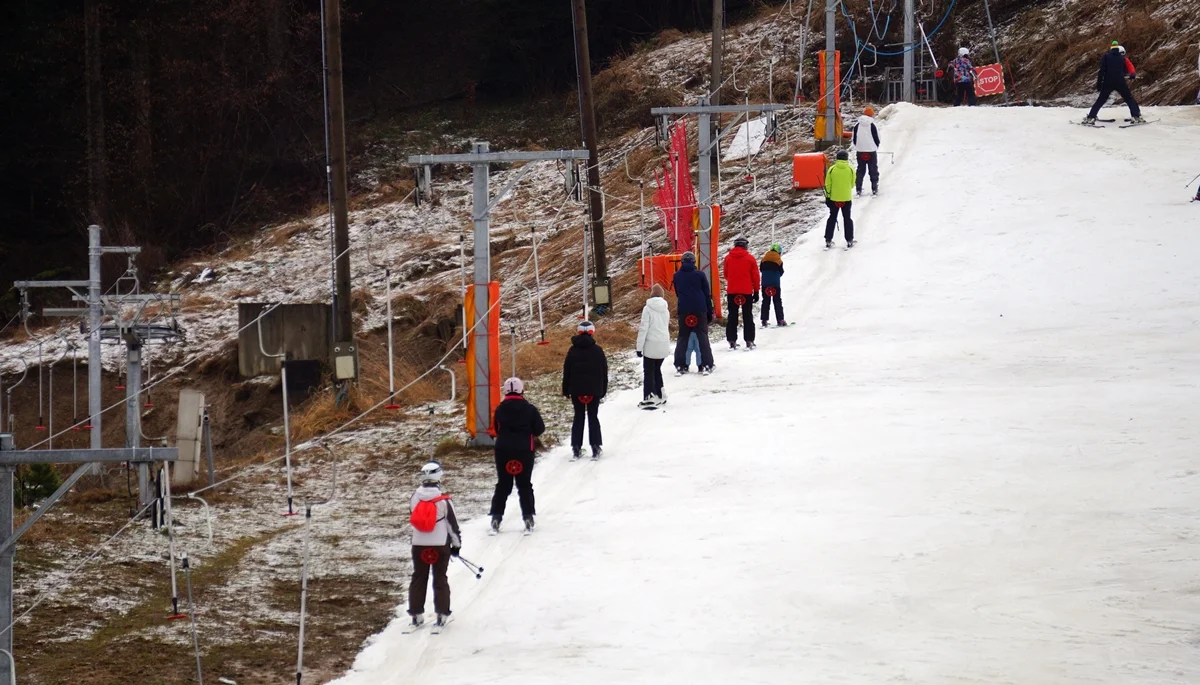 Pogoda nie sprzyja narciarzom. Aktualnie otwarta jest jedynie stacja Gromadzyń w Ustrzykach Dolnych [ZDJĘCIA] - Zdjęcie główne