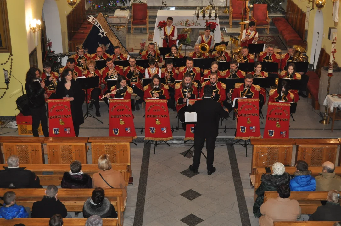 Koncert kolęd Orkiestry Dętej Dobrynin w kościele w Dobryninie