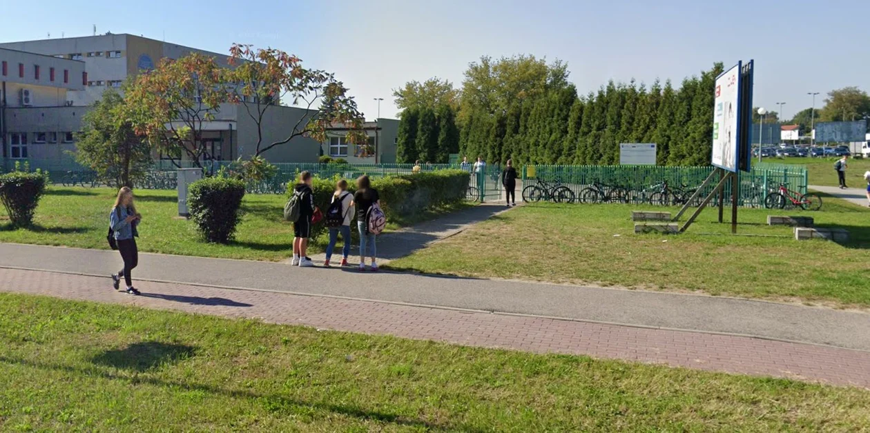 Mieszkańcy Mielca na zakupach, spacerze, w pracy i drodze ze szkoły uchwyceni przez kamery Google Street View