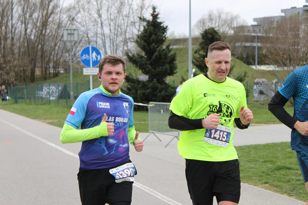 16. PKO Półmaraton Rzeszowski. Szczęśliwi biegacze na trasie oraz na meci