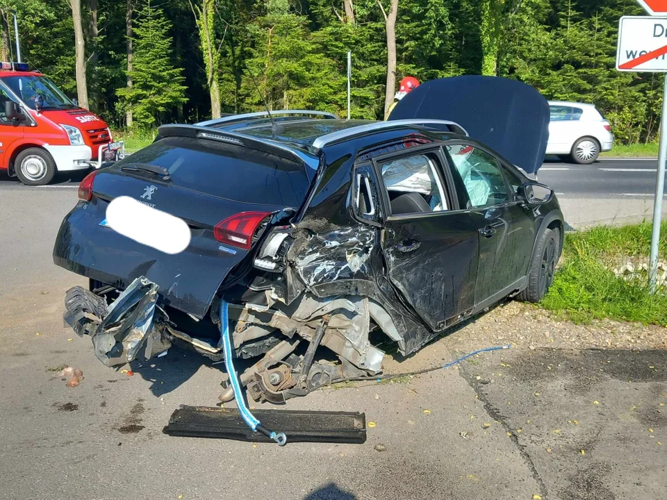 Wypadek w Komorowie na drodze krajowej nr 9. Siła uderzenia była ogromna [ZDJĘCIA] - Zdjęcie główne