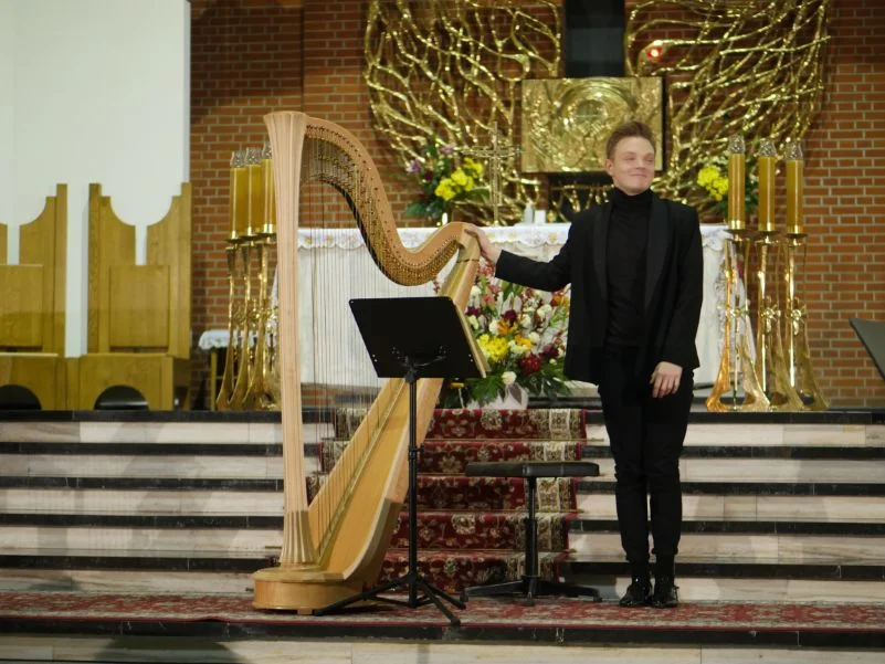 W Mielcu z okazji święta muzyki kościelnej wystąpiły chóry, a także harfista [ZDJĘCIA, WIDEO] - Zdjęcie główne