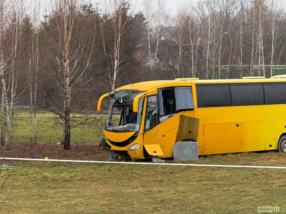 Wypadek autokaru na zjeździe z S19