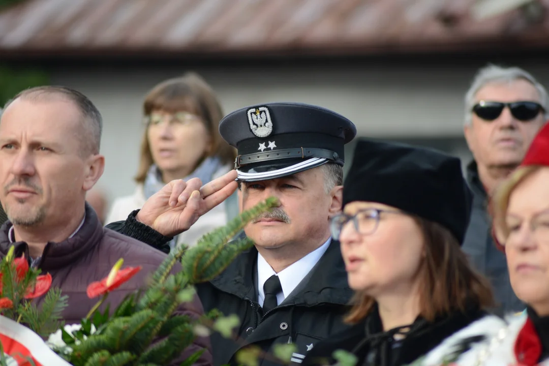 Narodowe Święto Niepodległości w Tarnobrzegu. Uroczystości przy pomniku Marszałka Józefa Piłsudskiego. - 104 lata temu narodziła się nowoczesna Polska - mówi prezydent miasta Dariusz Bożek [ZDJĘCIA - CZĘŚĆ 1]