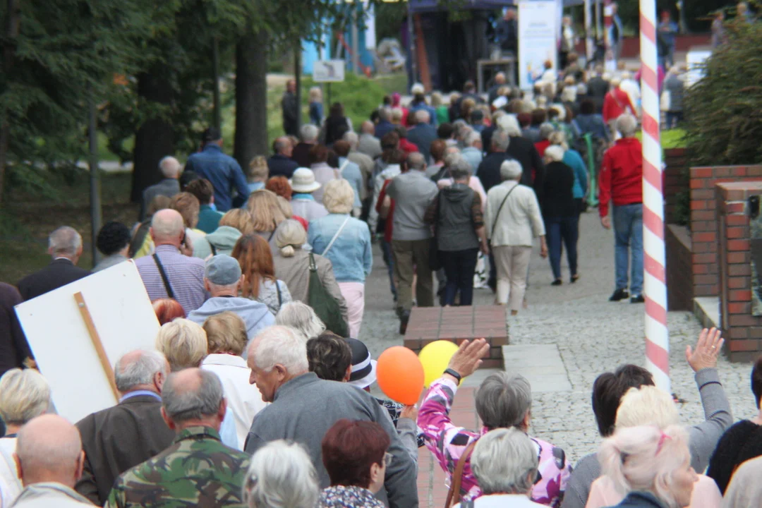 Korowód seniorów i potańcówka miejska w Parku Jedności Polonii z Macierzą