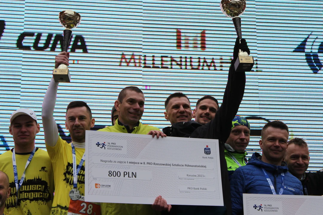 PKO Półmaraton Rzeszowski. Zwycięzcy na podium na skwerze Millenium Hall