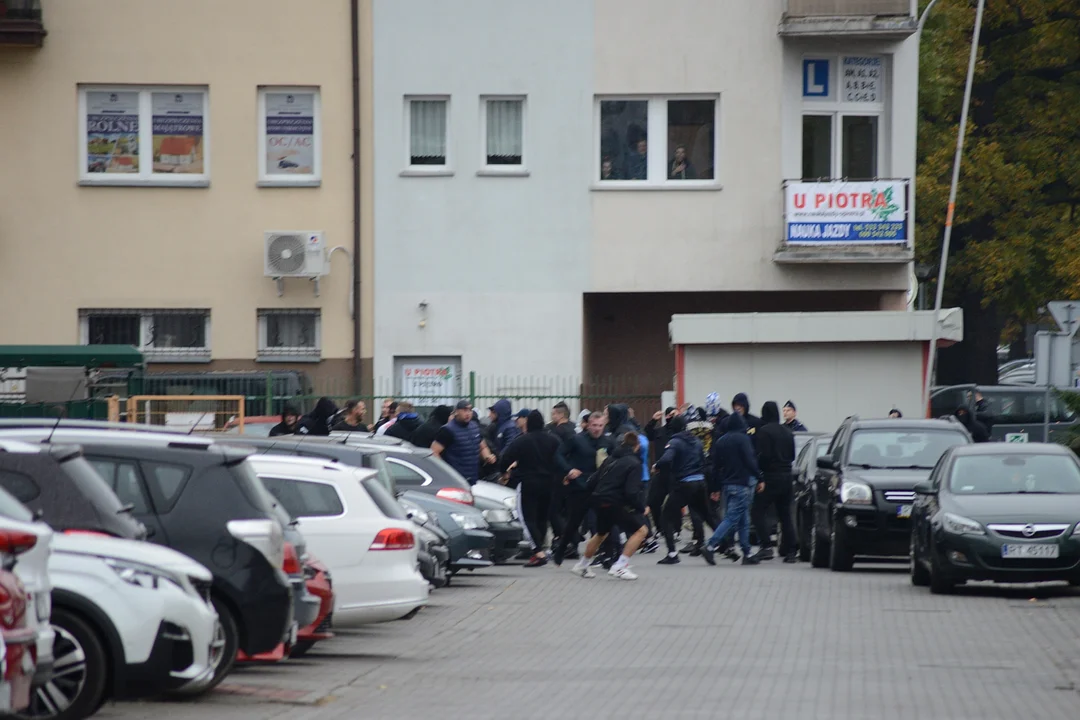 Kibole Stomilu Olsztyn i bójka pod stadionem w Tarnobrzegu