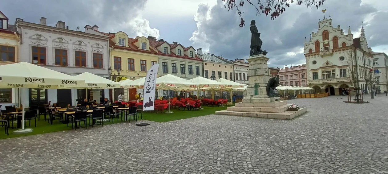 Sezon ogródkowy na Rynku rozpoczęty! Średnio dopisała pogoda. Tak prezentują się tegoroczne ogródki piwne [ZDJĘCIA]