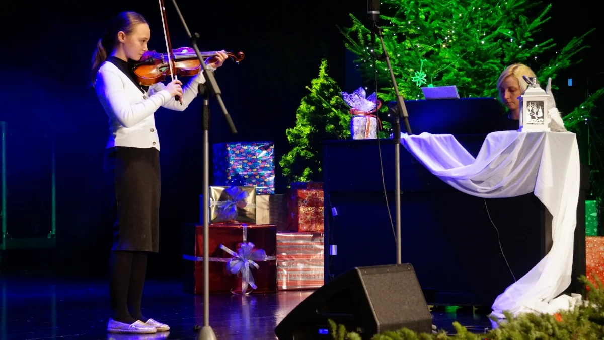 Wyjątkowa atmosfera i piękne muzyczne aranżacje. W Ustrzykach Dolnych odbył się Świąteczny Koncert Kolęd [ZDJĘCIA, WIDEO] - Zdjęcie główne