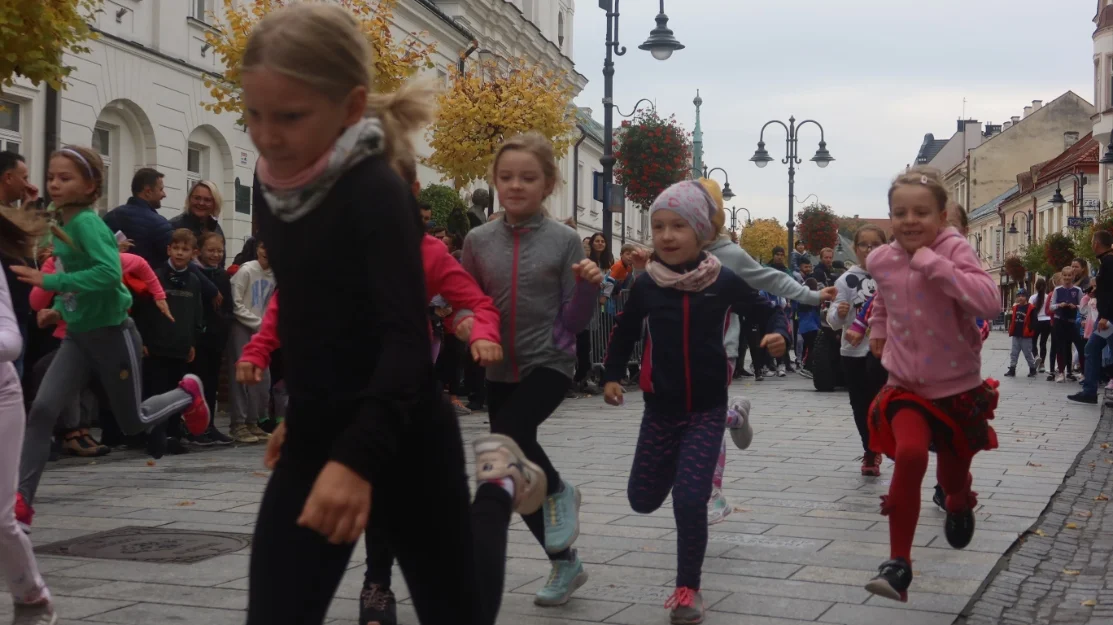 Biegi młodzieżowe 2022 w Rzeszowie. Mnóstwo uczestników [ZDJĘCIA, WIDEO]