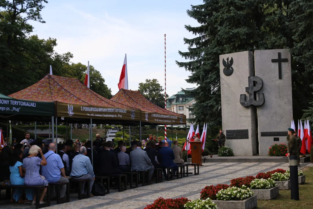 Zebrani pod pomnikiem AK