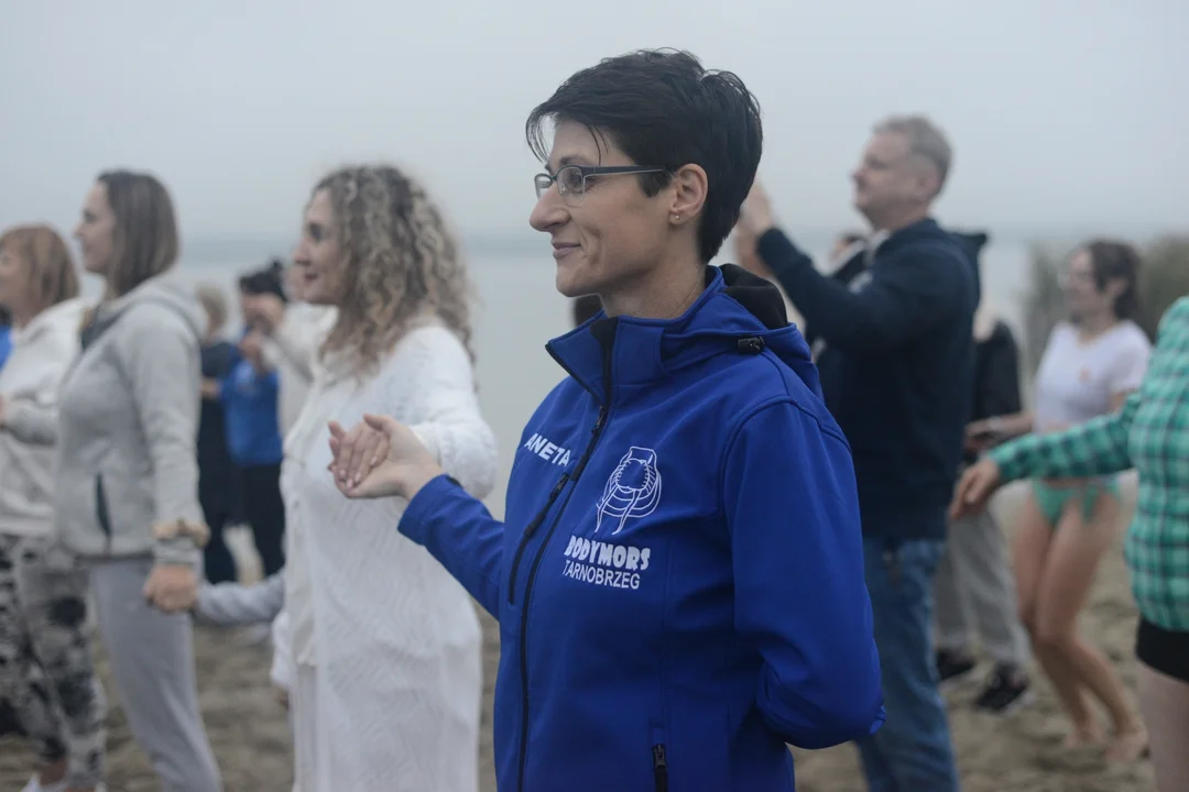 "Jezioro Aniołów" nad Jeziorem Tarnobrzeskim - zatańczyli poloneza na plaży