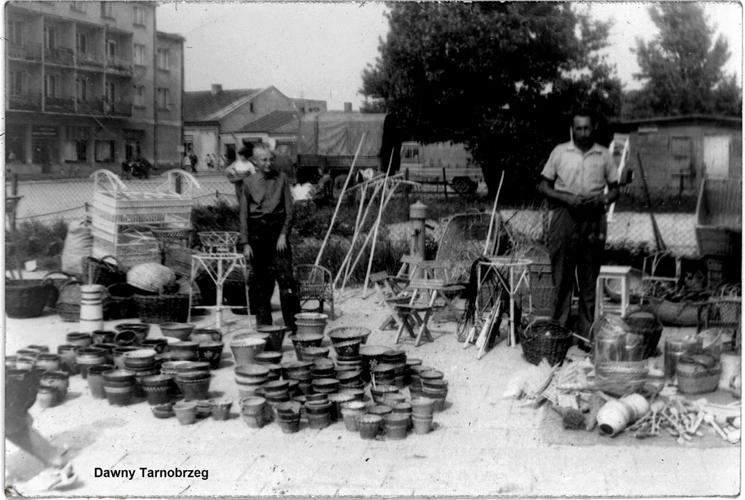 Handlowanie dawniej. Bazar przy stadionie w Mielcu, uliczne stragany w Sanoku, Tarnobrzegu i sklepy w okresie Polski Ludowej [ZDJĘCIA] - Zdjęcie główne