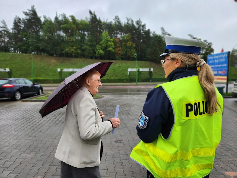 Mieleccy policjanci rozdają odblaski seniorom