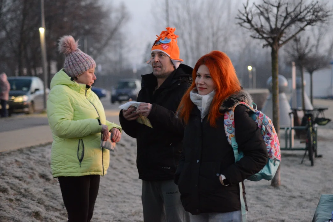 Marcowe "Jezioro Aniołów" w Tarnobrzegu. Piękny wschód słońca, morsowanie i kwiaty dla pań