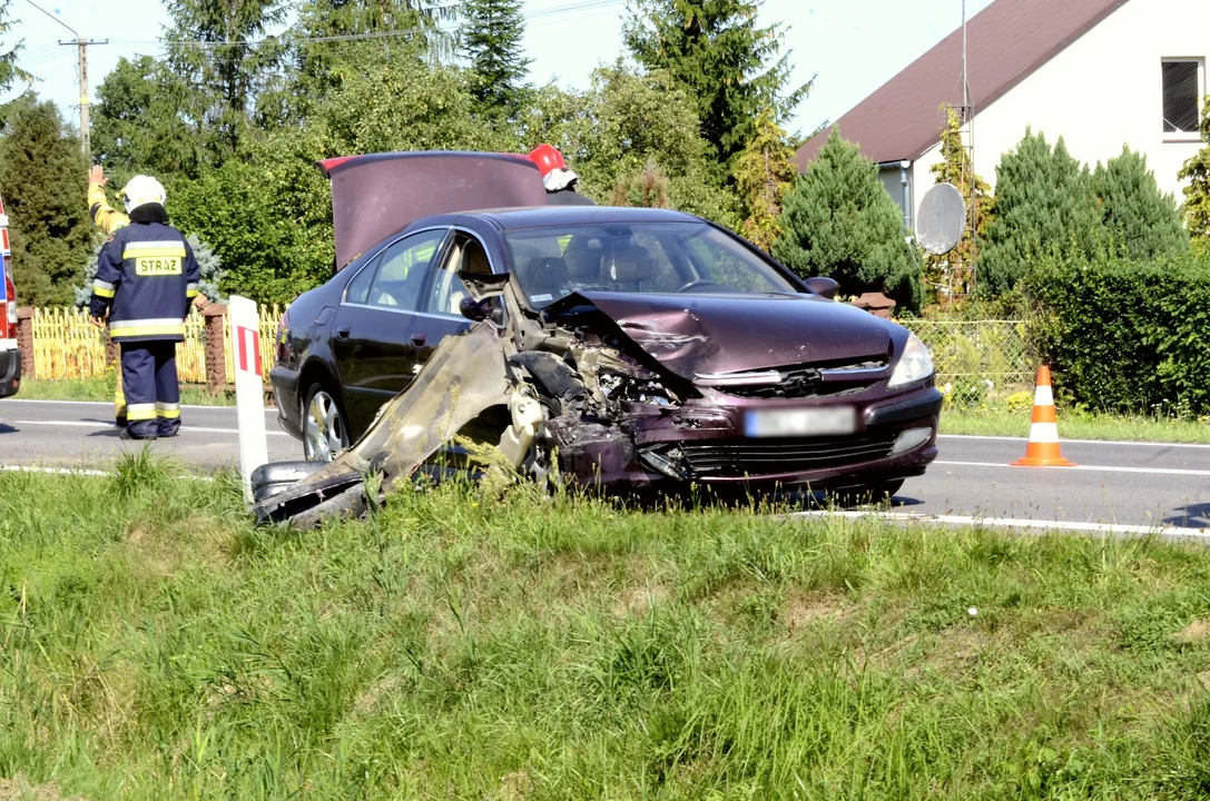 Kolizja na ul. Mieleckiej. Jeden z samochodów wylądował na boku.