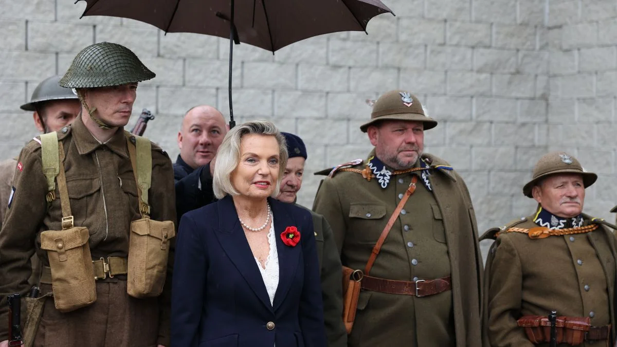 Wiadukt w Chorzelowie już oficjalnie imienia gen. Władysława Andersa. Córka generała Anna Maria Anders odsłoniła tablicę - Zdjęcie główne