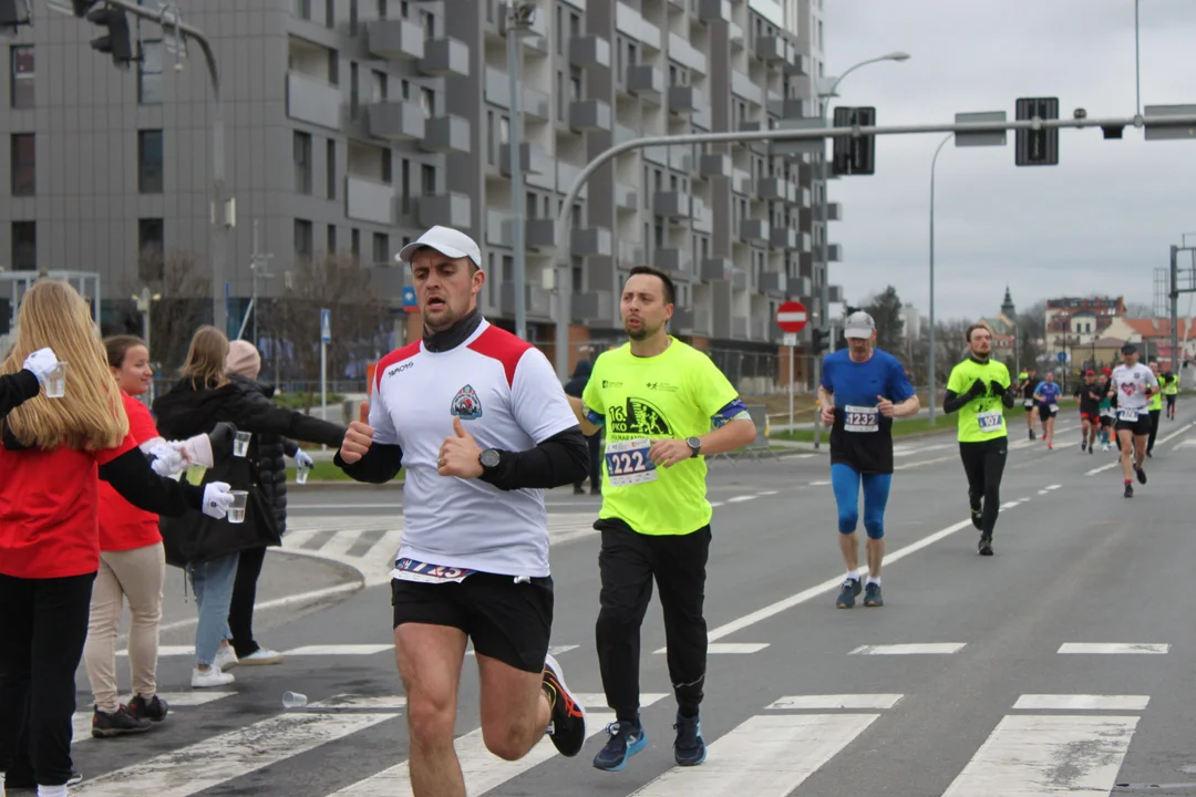 16. PKO Półmaraton Rzeszowski. Szczęśliwi biegacze na trasie oraz na meci