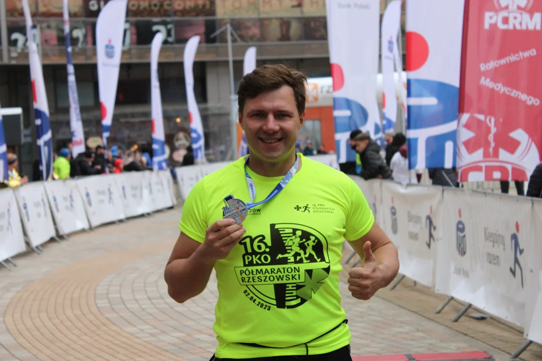 16. PKO Półmaraton Rzeszowski. Szczęśliwi biegacze na trasie oraz na meci