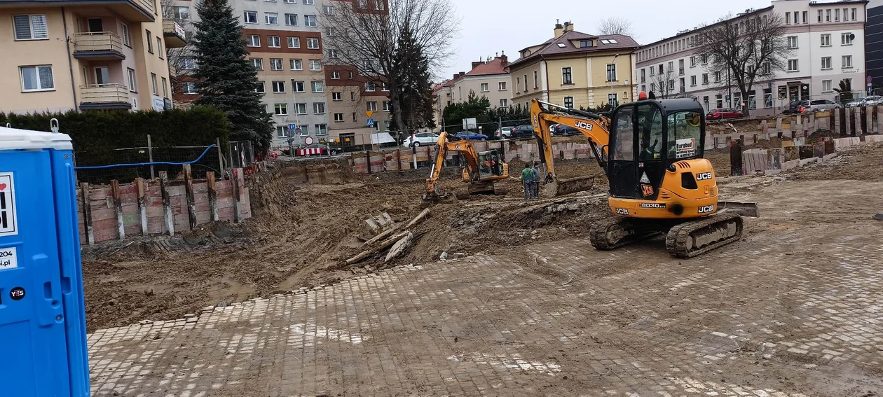 R24: Wielka dziura koło hali Podpromie i kolejne problemy mieszkańców ul. Lenartowicza