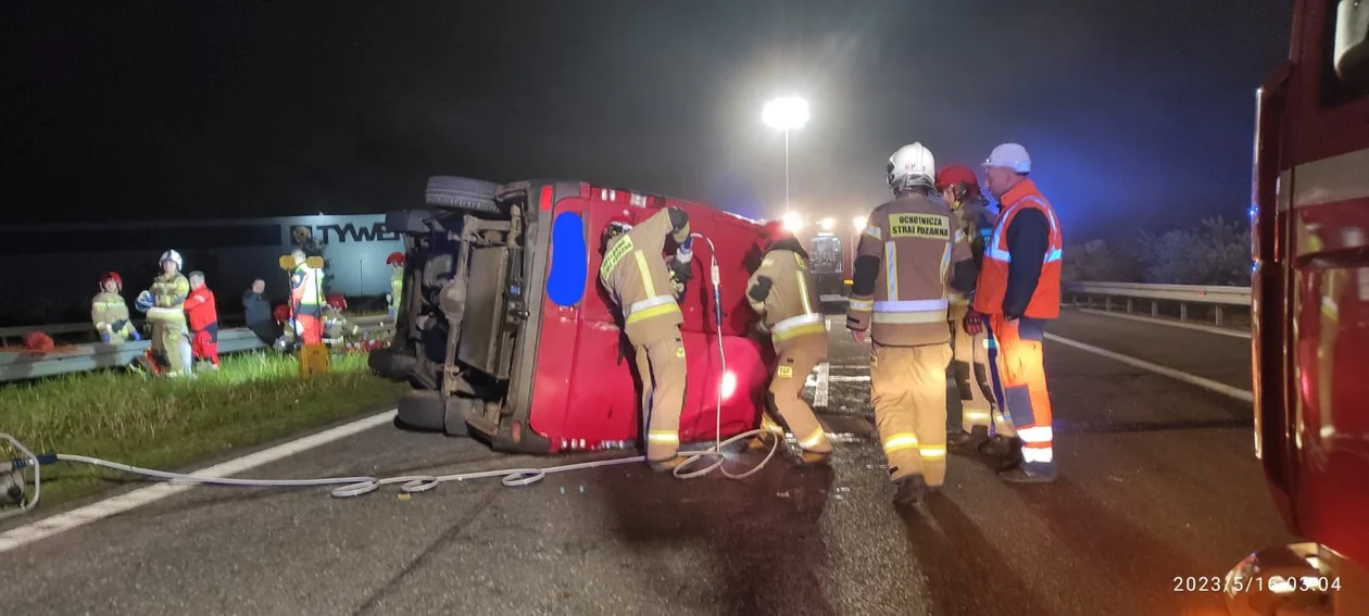 Bus dachował na autostradzie A4 w Rudnej Małej! Są ranne osoby. Zobaczcie zdjęcia z akcji ratunkowej - Zdjęcie główne