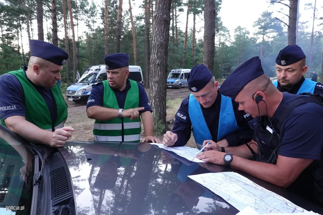 Wielkie ćwiczenia policji na poligonie w Nowej Dębie