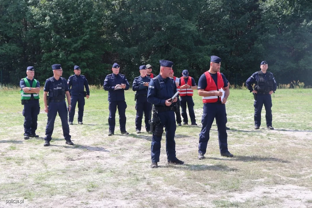 Wielkie ćwiczenia policji na poligonie w Nowej Dębie