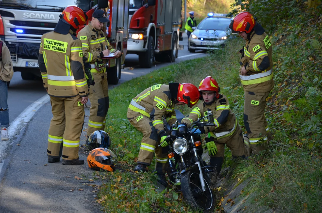 Sanok. Kierujący motocyklem nie dostosował prędkości na zakręcie i wypadł z drogi [ZDJĘCIA] - Zdjęcie główne