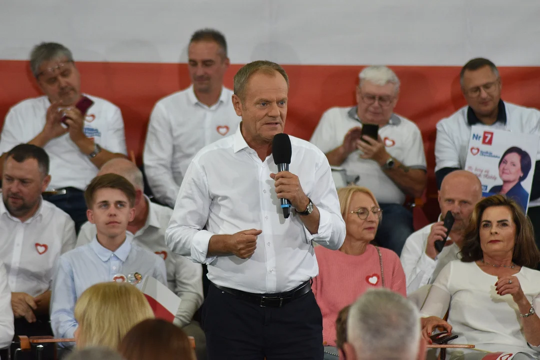 Donald Tusk w Rzeszowie. - Nikt w Polsce kto mówi prawdę nie musi się już bać - mówił lider Koalicji Obywatelskiej i zapraszał do debaty Jarosława Kaczyńskiego [ZDJĘCIA] - Zdjęcie główne