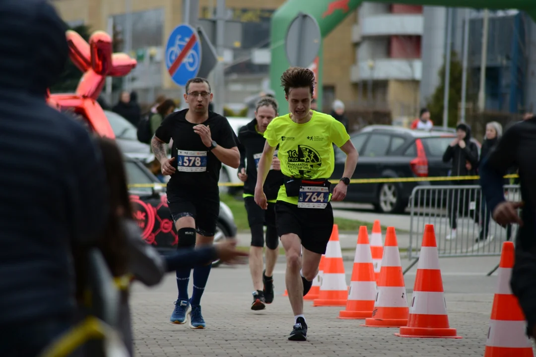 16. PKO Półmaraton Rzeszowski oraz 8. PKO Sztafeta Półmaratońska w Rzeszowie - dużo zdjęć z trasy i mety