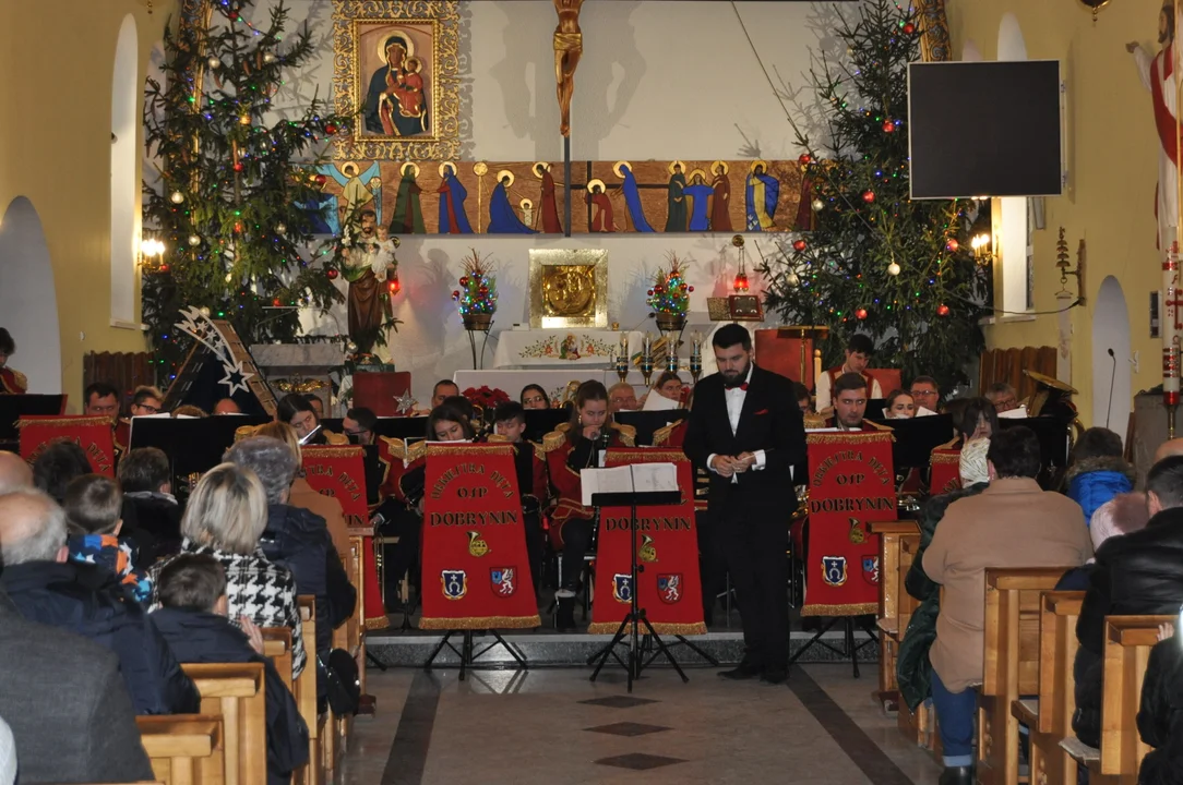 Koncert kolęd Orkiestry Dętej Dobrynin w kościele w Dobryninie