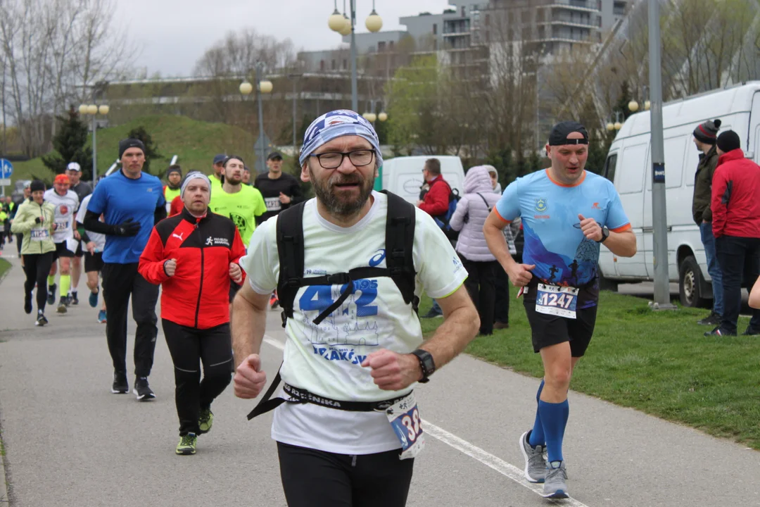 16. PKO Półmaraton Rzeszowski. Szczęśliwi biegacze na trasie oraz na meci