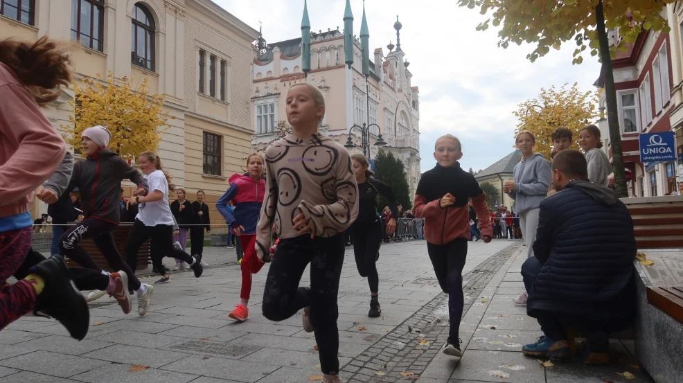 Biegi młodzieżowe 2022 w Rzeszowie. Mnóstwo uczestników [ZDJĘCIA, WIDEO]