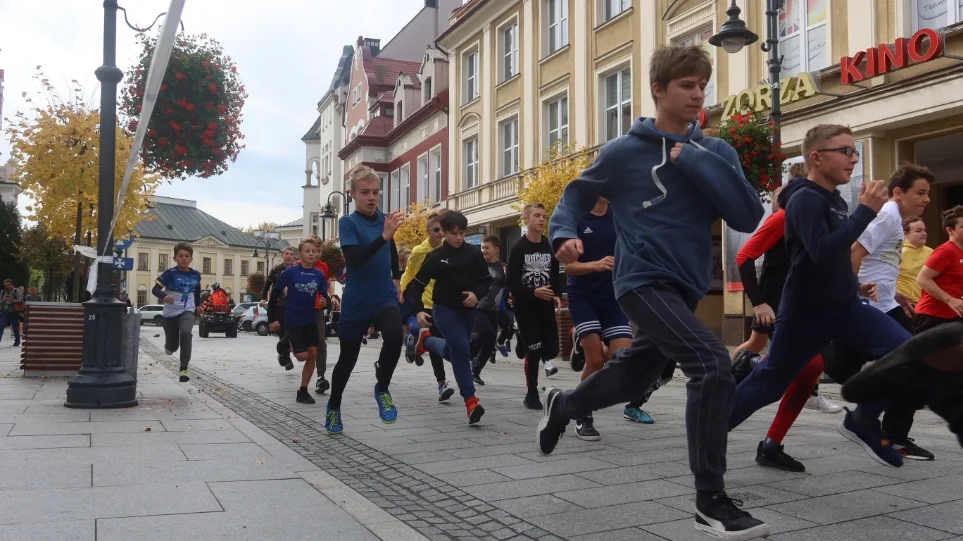 Biegi młodzieżowe 2022 w Rzeszowie. Mnóstwo uczestników [ZDJĘCIA, WIDEO]