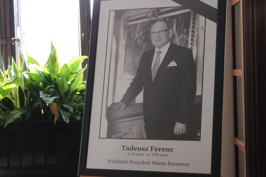 W ratuszu wystawiono księgę kondolencyjną Tadeusza Ferenca