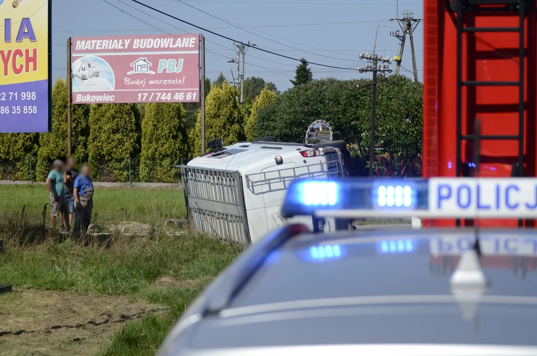 Kolizja na ul. Mieleckiej. Jeden z samochodów wylądował na boku.