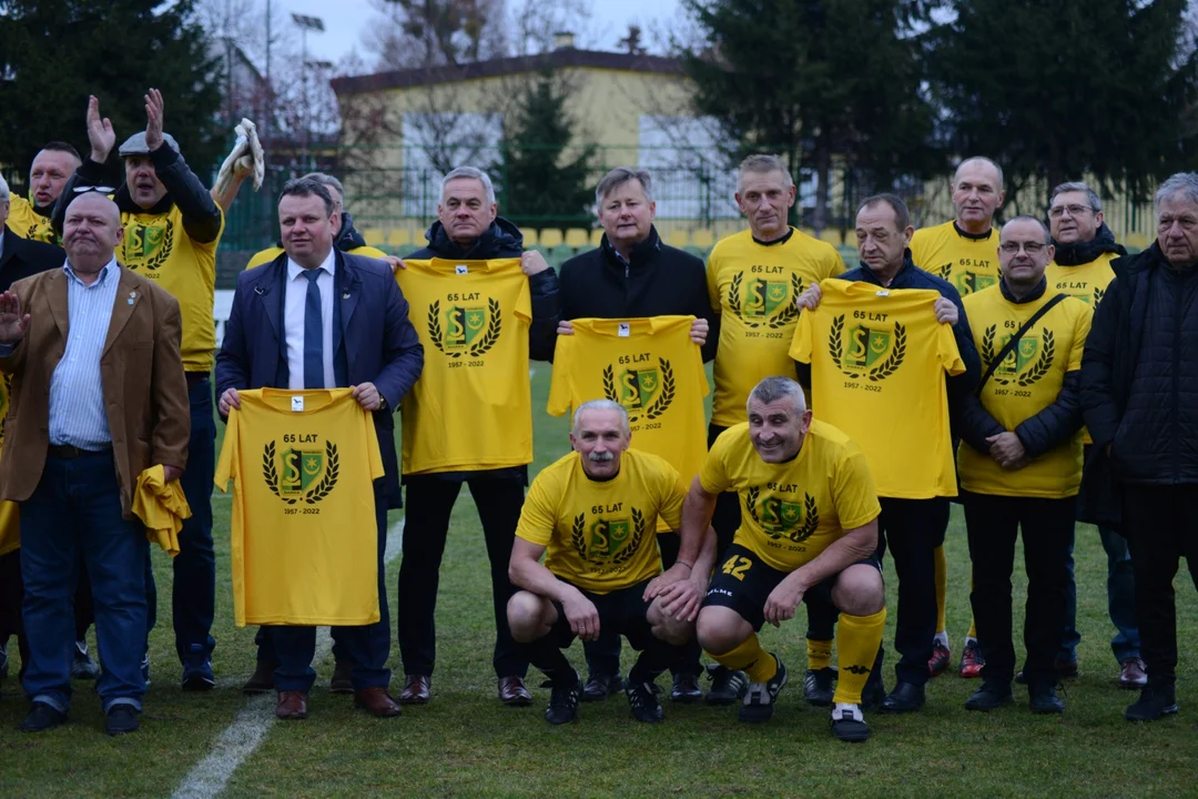 65-lecie Siarki Tarnobrzeg i mecz wspomnień z gradem goli. Na murawie legendy: Józef Stefanik, Mieczysław Ożóg, Jacek Kuranty, Marcin Truszkowski, czy też Janusz Hynowski [ZDJĘCIA] - Zdjęcie główne