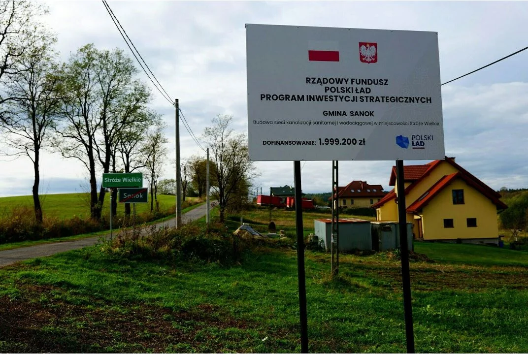 W Stróżach Wielkich budują sieć kanalizacji sanitarnej i wodociągowej. Zobacz jak obecnie wyglądają prace [ZDJĘCIA] - Zdjęcie główne