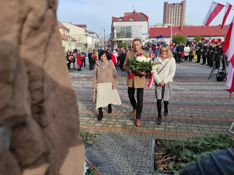 Narodowe Święto Niepodległości w Tarnobrzegu. Uroczystości przy pomniku Marszałka Józefa Piłsudskiego. - 104 lata temu narodziła się nowoczesna Polska - mówi prezydent miasta Dariusz Bożek [ZDJĘCIA - CZĘŚĆ 1]