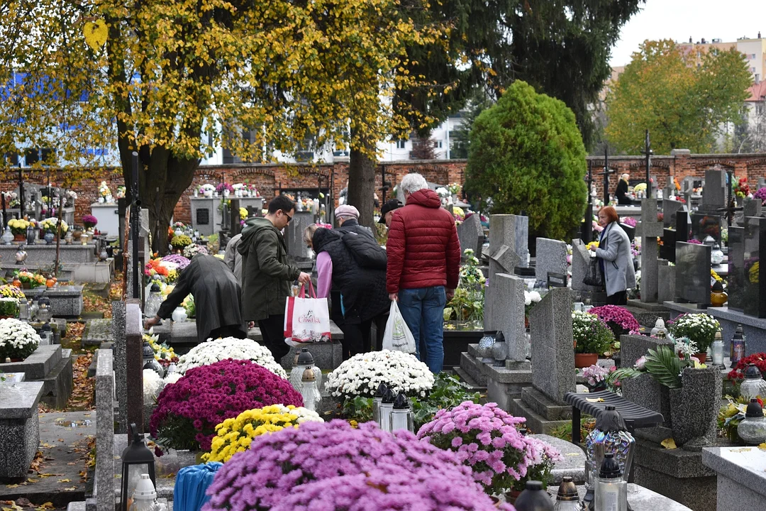 Cmentarz Pobitno w Rzeszowie w dniu Wszystkich Świętych