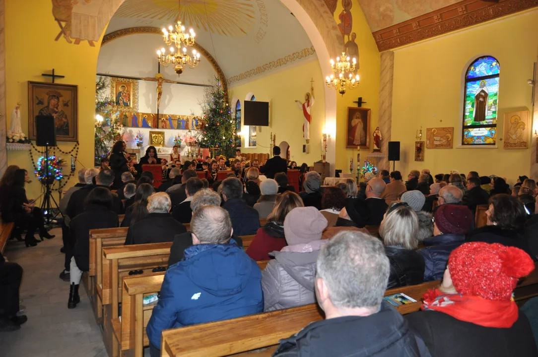 Koncert kolęd Orkiestry Dętej Dobrynin w kościele w Dobryninie